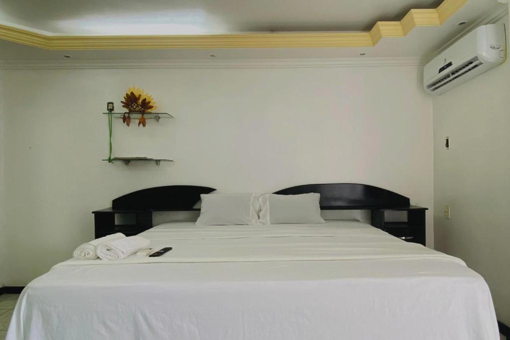 Riverfront Retreat Prime Location Apartment With Stunning Views Of The Rionegro Exterior foto